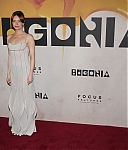 emma-stone-bugonia-premiere-in-new-york-city-060.jpg